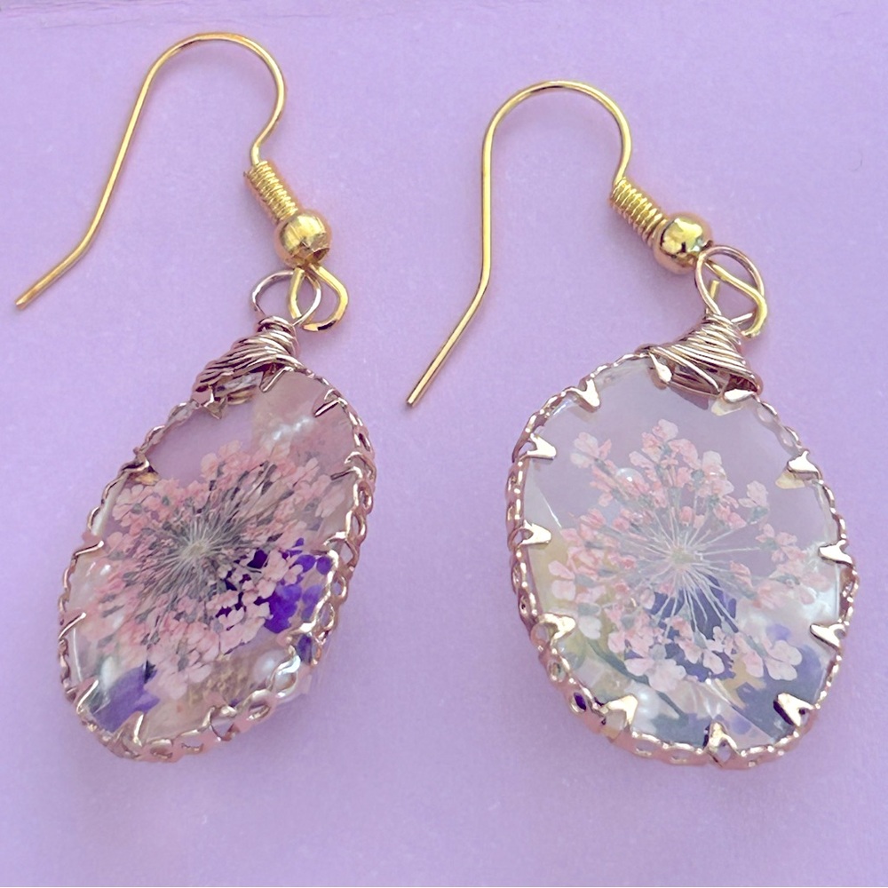 NWOT Earrings Dried Flowers purple pink, faceted pearls,Resin, 2” drop, Goldtone - Picture 6 of 8